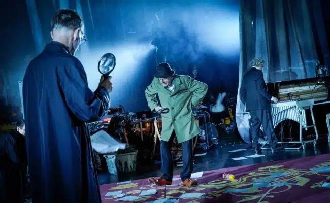 Sebastian Rudolph und Branko Samarovski mit Musiker Thomas Kürstner in „Unter Tieren“ bei den Salzburger Festspielen