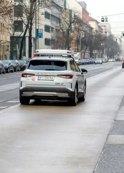 Kamera-Auto der Wiener Parkraumüberwachung fährt durch eine Straße.