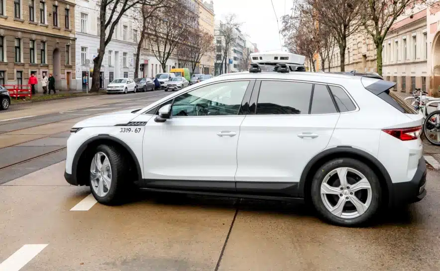 Weißes „Scan Car“ der Stadt Wien mit Sensoren auf dem Dach
