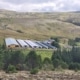 Die Gebäude der Pelzfarm Dalsbu liegen zwischen bewaldeten Hügeln im Mosfellstal.