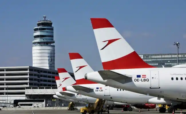 Flugzeuge von Austrian Airlines mit rot-weiß-roter Lackierung im Flugfeld.