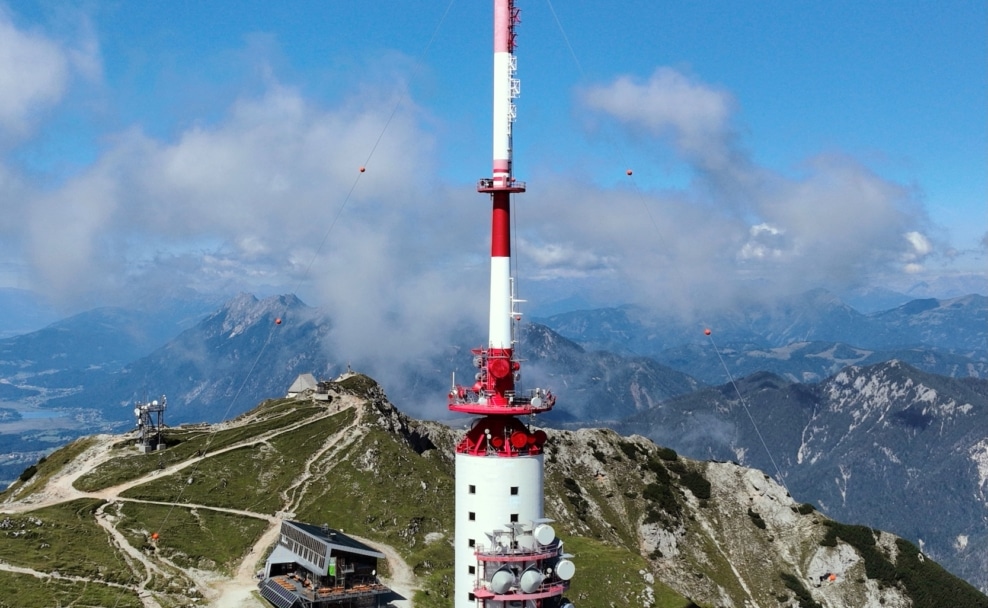 Südostansicht des Senders Dobratsch. Mit rund 167 Metern gilt er als höchster Sendeturm Österreichs.