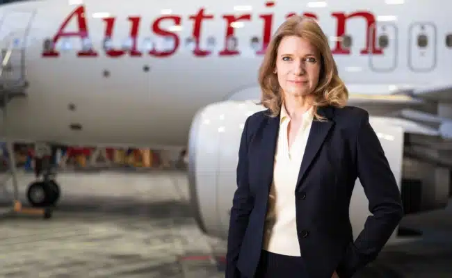 Portrait Austrian-CEO Annette Mann vor einer geparkten Maschine im Hangar 7