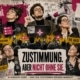 KI-generierte satirische Mediencollage mit fiktiven Redakteuren und der Aufschrift „Zustimmung. Aber nicht ohne Sie.“