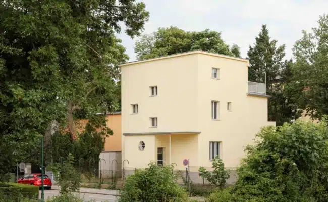 Außenansicht des denkmalgeschützten Hauses Urwalek in Wien-Hietzing
