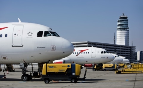 Austrian-Flugzeuge am Boden auf dem Vorfeld des Flughafens Wien.