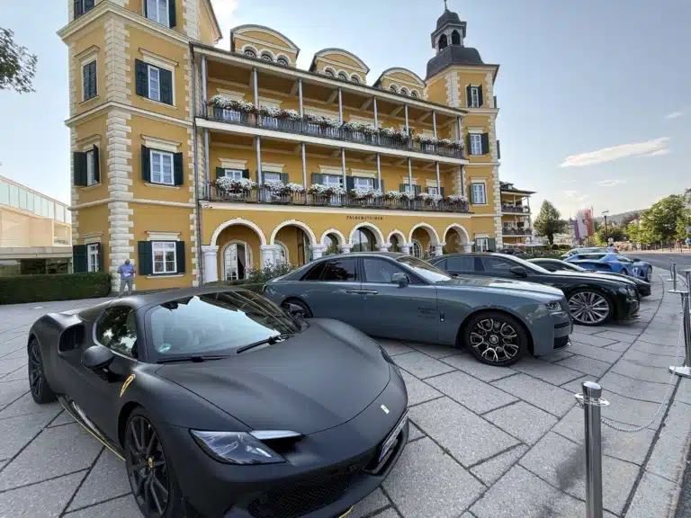 Falkensteiner Schlosshotel Velden mit ausgestellten Luxussportwagen von Bentley Wien