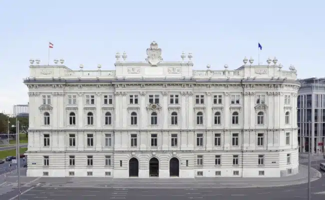 Außenansicht des Hauses der Industrie am Schwarzenbergplatz in Wien