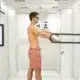 Ein Mann steht mit Schutzbrille im Ganzkörperscanner Deviskan zur digitalen Kontrolle seiner Haut.