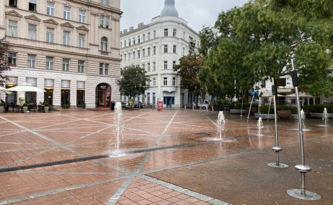 Die Brunnenanlage am Wallensteinplatz in Wien-Brigittenau.