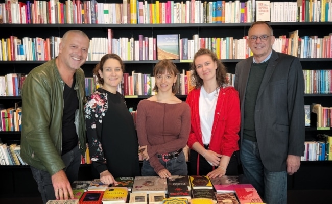 Das Krimifest-Team (Bernhard Aichner, Linda Müller, Valerie Meller, Susanna Korunka und Markus Hatzer) freut sich auf ein rauschendes Fest.