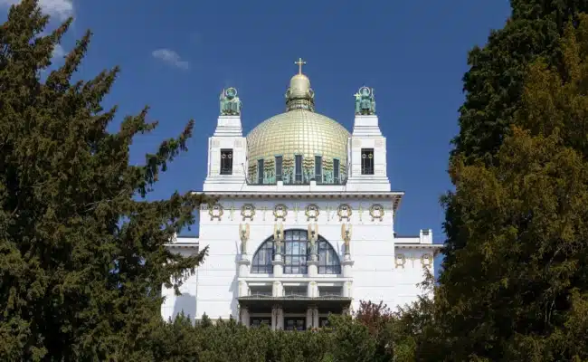 Otto-Wagner-Kirche am Steinhof mit ihrer goldenen Kuppel