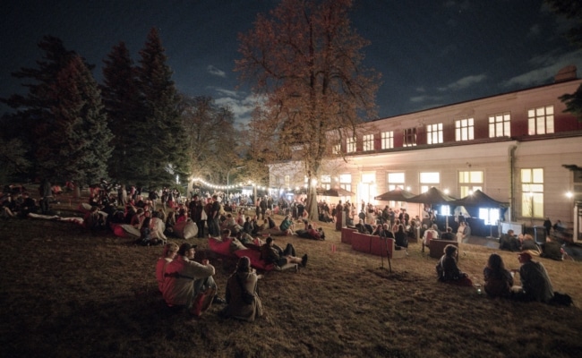 Publikum beim abendlichen Veranstaltungsprogramm der PARALLEL Vienna 2024