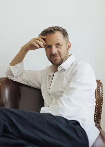 Porträt von Philipp Hochmair, Gast der Gesprächsreihe „Ungeschminkt“