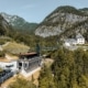 Neue Salzbergbahn an der Bergstation in Hallstatt, dahinter der historische Rudolfsturm
