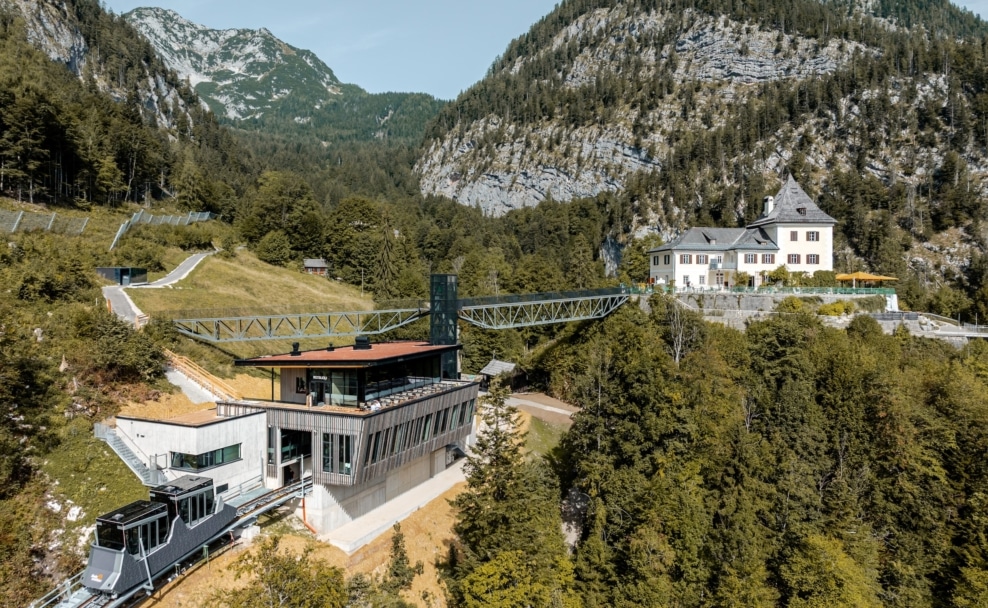 Neue Salzbergbahn an der Bergstation in Hallstatt, dahinter der historische Rudolfsturm