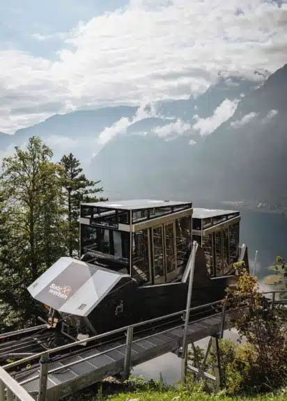 Kabine der neuen Salzbergbahn Hallstatt an der steilen Strecke über dem Hallstätter See