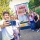 Sechs Projektbeteiligte spielen vor einem digitalen Stibitzer-FoxQuest-Screen per Smartphone.
