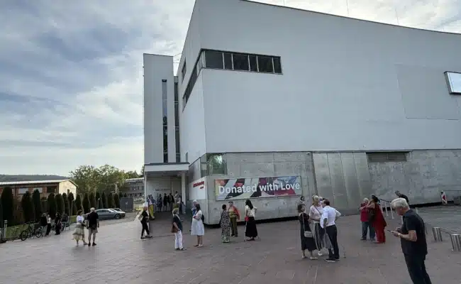 KÜNSTLER:INNENFEST der ALBERTINA Klosterneuburg Besucher vor der ALBERTINA Klosterneuburg vor Beginn des Künstler:innenFests zu „Donated with Love“