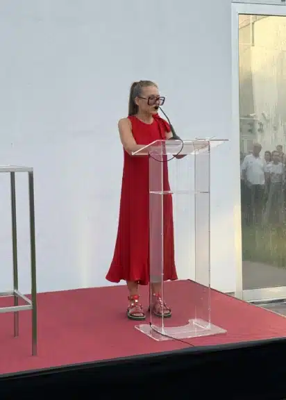 Angela Stief in rotem Kleid bei ihrer Eröffnungsansprache in der ALBERTINA Klosterneuburg