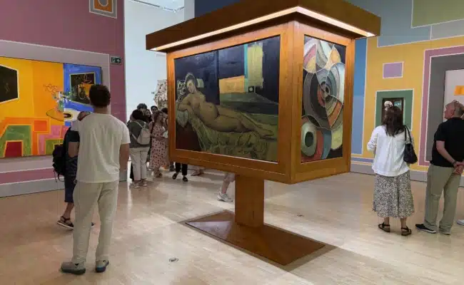 Anton Henning in „Donated with Love“ Rauminstallation von Anton Henning mit einem vierseitigen Bildobjekt und farbig gestalteten Ausstellungswänden