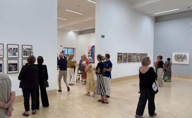 Rundgang durch „Donated with Love“ Gäste in einem weitläufigen Ausstellungssaal der ALBERTINA Klosterneuburg mit zeitgenössischen Kunstwerken
