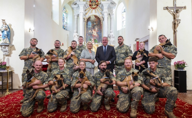 Elf neue Militärhunde mit Bundesheer-Angehörigen in Kaisersteinbruch