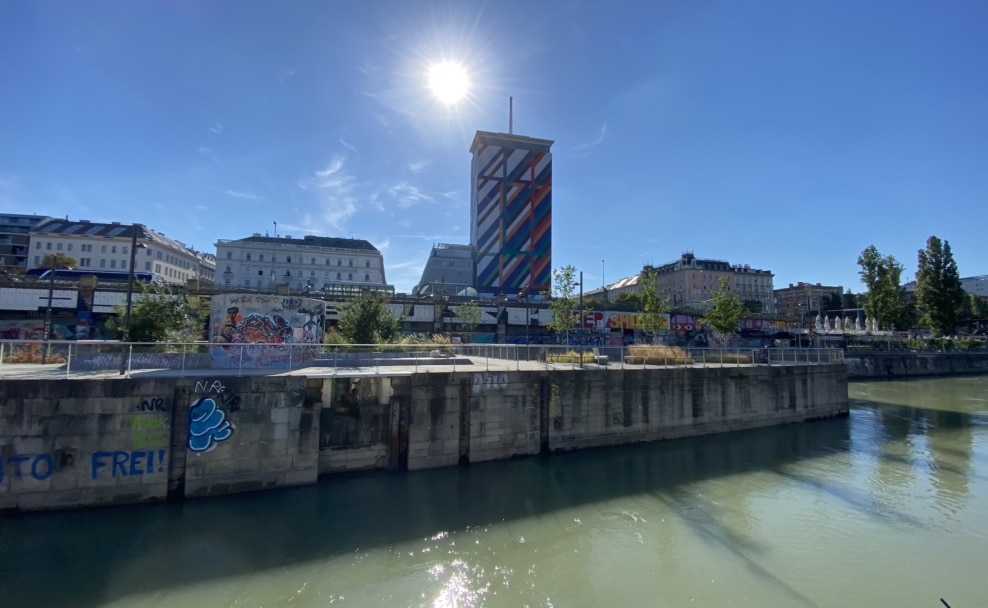 Intensive Sonneneinstrahlung über dem Wiener Donaukanal