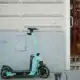 Türkiser Leih-E-Scooter vor einer Hausfassade in Wien