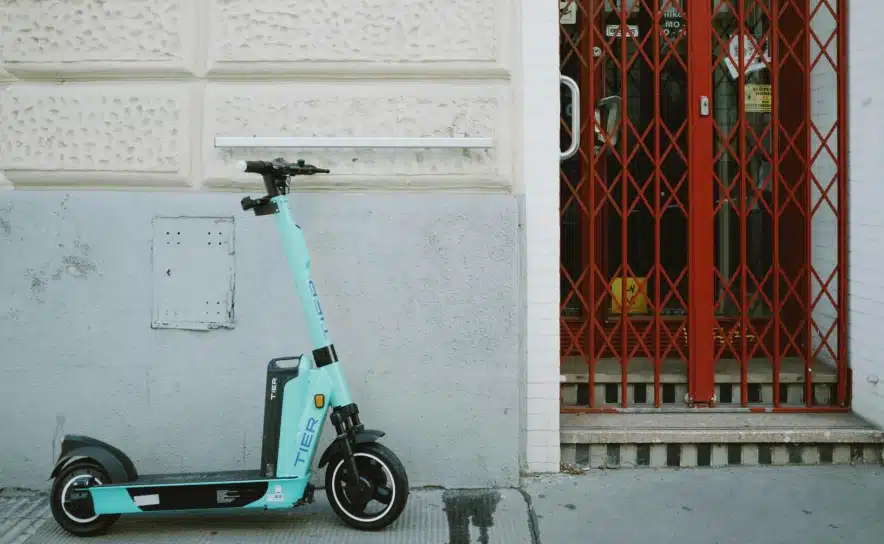 Türkiser Leih-E-Scooter vor einer Hausfassade in Wien