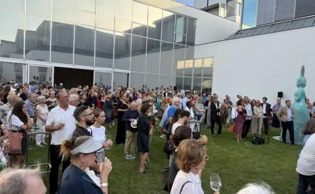 Gäste beim Künstlerinnen:Fest „Donated with Love“ Zahlreiche Gäste verfolgen im Innenhof der ALBERTINA Klosterneuburg die Eröffnungsreden