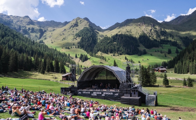 Publikum vor der Bühne des Hoch Kultur Festivals auf der Unterstalleralm in den Villgrater Bergen.