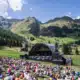 Publikum vor der Bühne des Hoch Kultur Festivals auf der Unterstalleralm in den Villgrater Bergen.