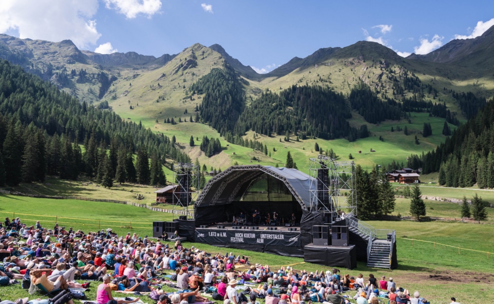 Publikum vor der Bühne des Hoch Kultur Festivals auf der Unterstalleralm in den Villgrater Bergen.