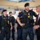 Innenminister Gerhard Karner im Gespräch mit Polizisten der Wiener Bereitschaftseinheit