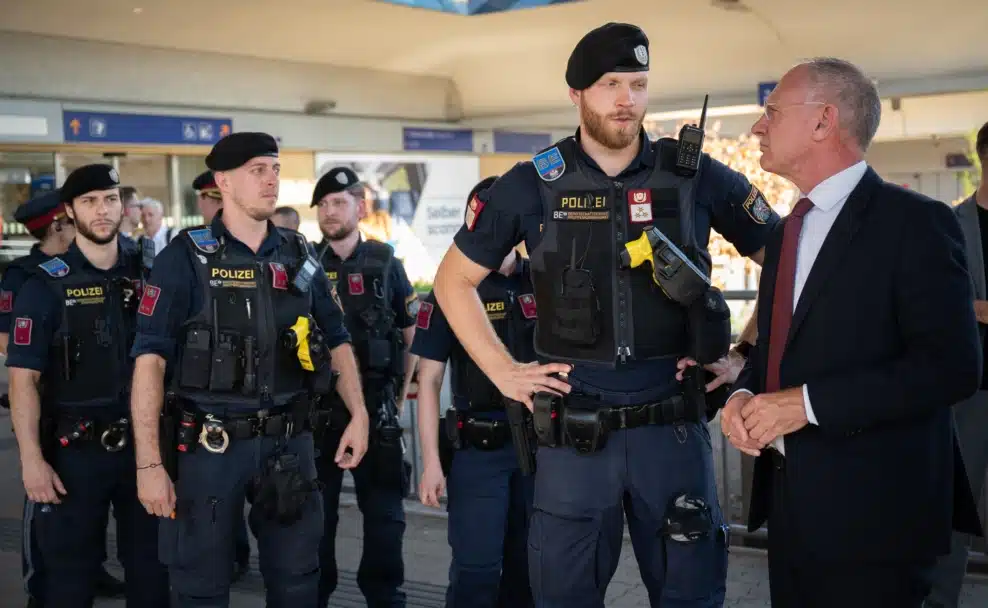 Innenminister Gerhard Karner im Gespräch mit Polizisten der Wiener Bereitschaftseinheit