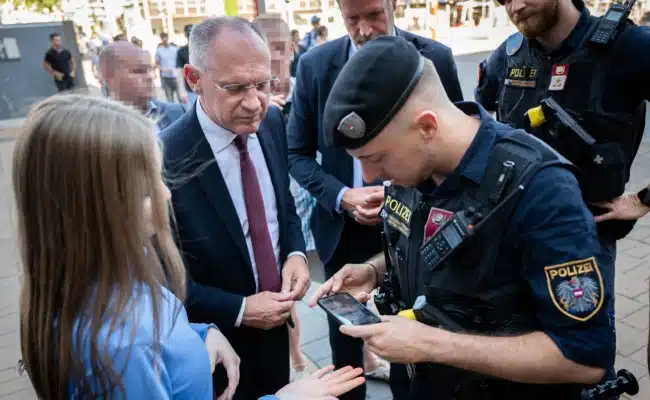 Innenminister Gerhard Karner bei einem Treffen mit Mitgliedern der Bereitschaftseinheit Wien