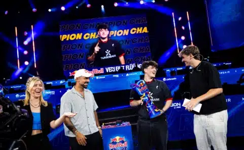 Turniersieger Julian „Juu“ Reckord mit der Red-Bull-Reshuffle-Trophäe