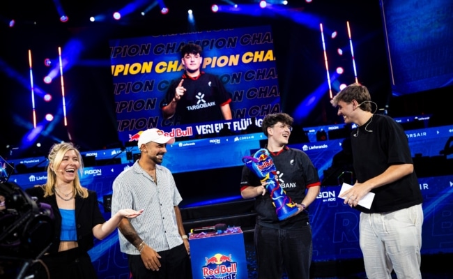 Turniersieger Julian „Juu“ Reckord mit der Red-Bull-Reshuffle-Trophäe