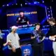 Turniersieger Julian „Juu“ Reckord mit der Red-Bull-Reshuffle-Trophäe