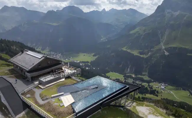 Luftaufnahme des Lech Mountain Mirror auf der Zugerbergbahn neben der Balmalp in Lech.