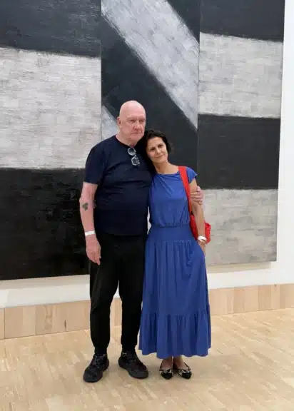 Das Künstlerpaar Liliane Tomasko und Sean Scully vor einem großformatigen abstrakten Gemälde Scullys