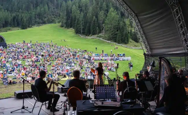 Musicbanda Franui und Sopranistin Christiane Karg auf der Bühne vor dem Publikum auf der Unterstalleralm.