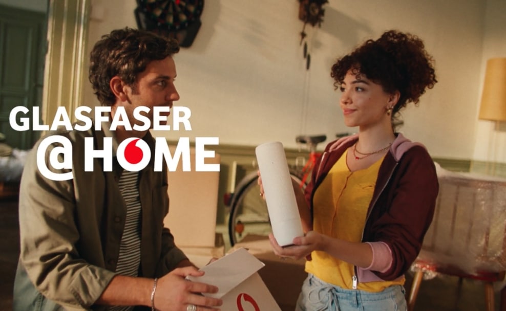 Paar mit Vodafone Ultra Hub 7 Glasfaser und Einblendung „Glasfaser @ Home“.