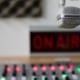 Mikrofon über einem Mischpult in einem Aufnahmestudio