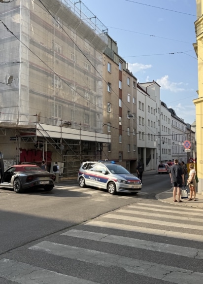 Ein Polizeiauto versperrt während des Großeinsatzes die Martinstraße