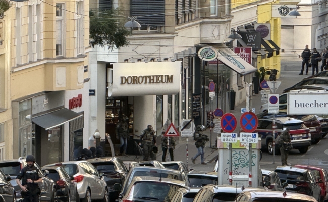 Bewaffnete Polizeikräfte sichern den Bereich vor dem Dorotheum in Währing