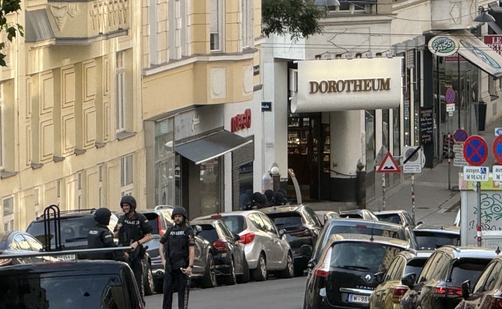 Polizeieinsatz vor der Dorotheum-Filiale in der Währinger Straße in Wien