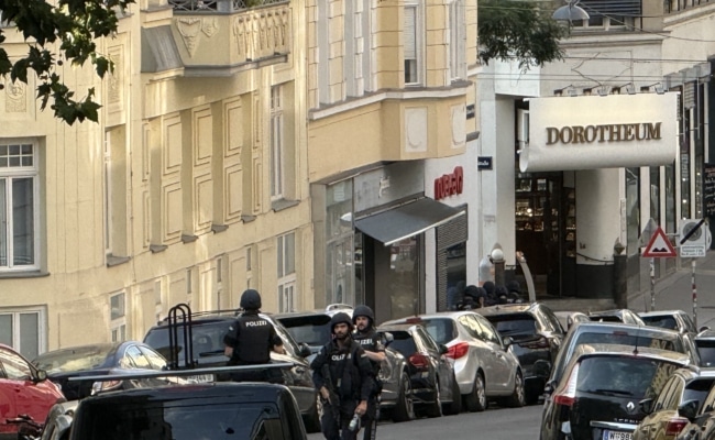 Polizeieinsatz vor der Dorotheum-Filiale in der Währinger Straße