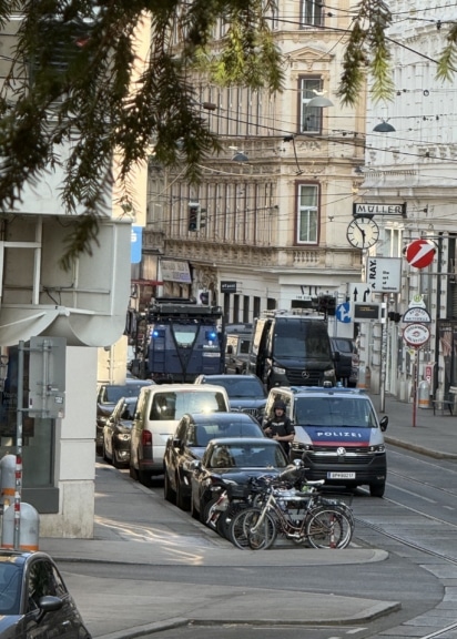 Kräfte der Wiener Polizei während des Einsatzes bei der Dorotheum-Filiale.